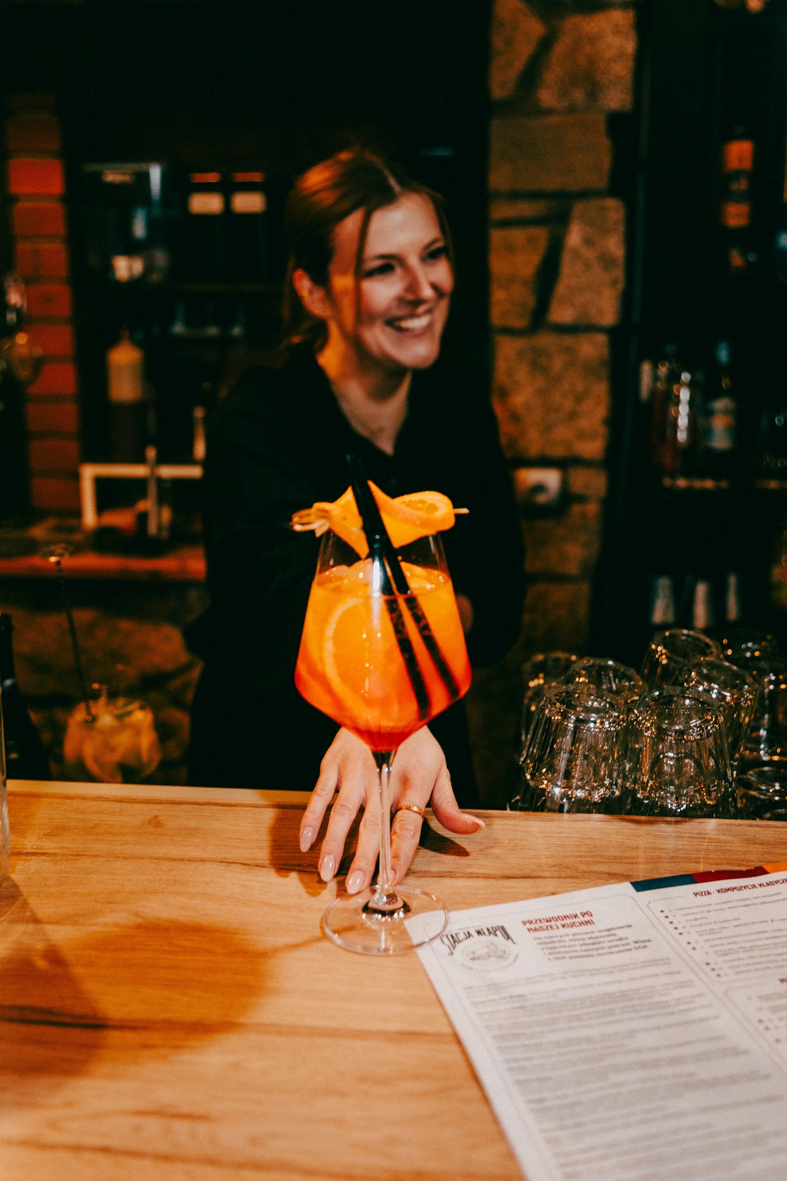 Uśmiechnięta barmanka za barem Stacji Neapol